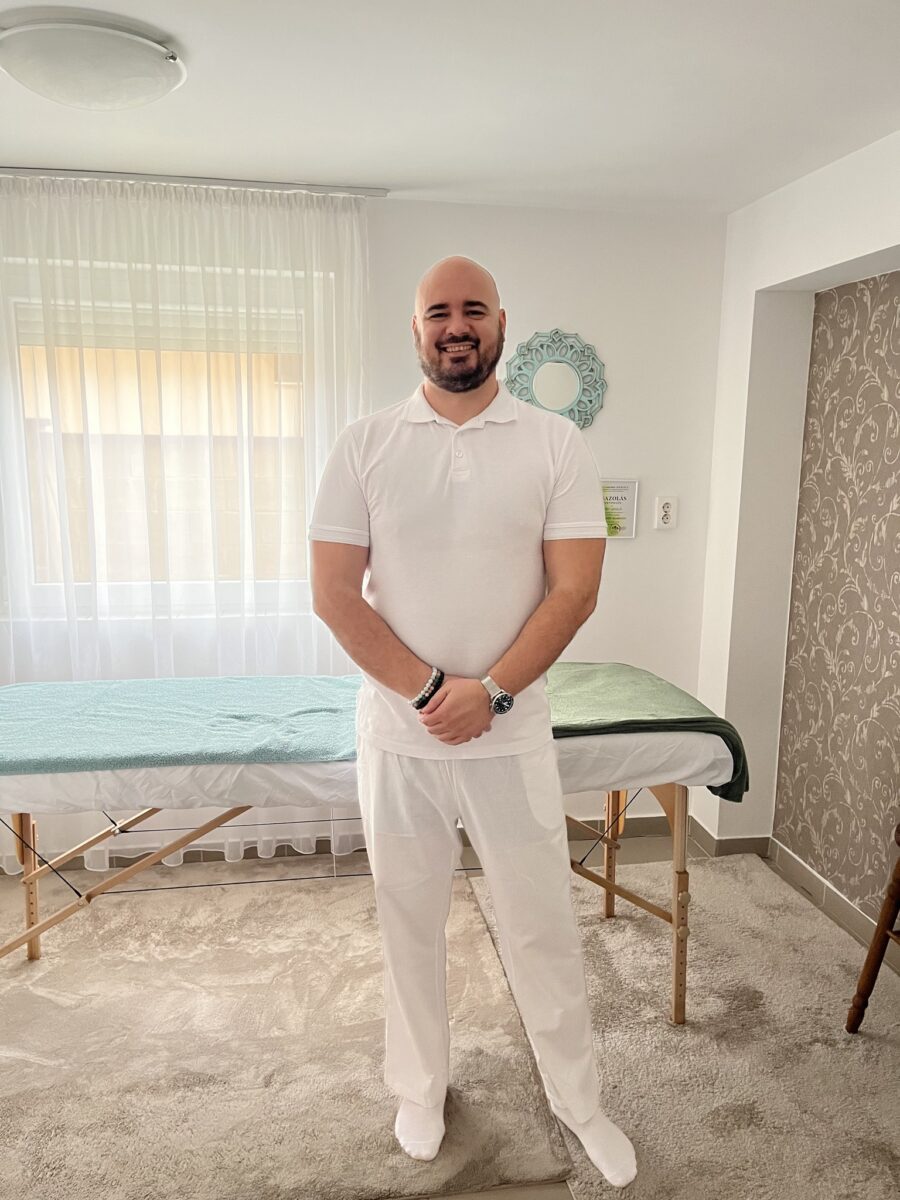 Méry László masszőr a masszázs szalonban Győrben.